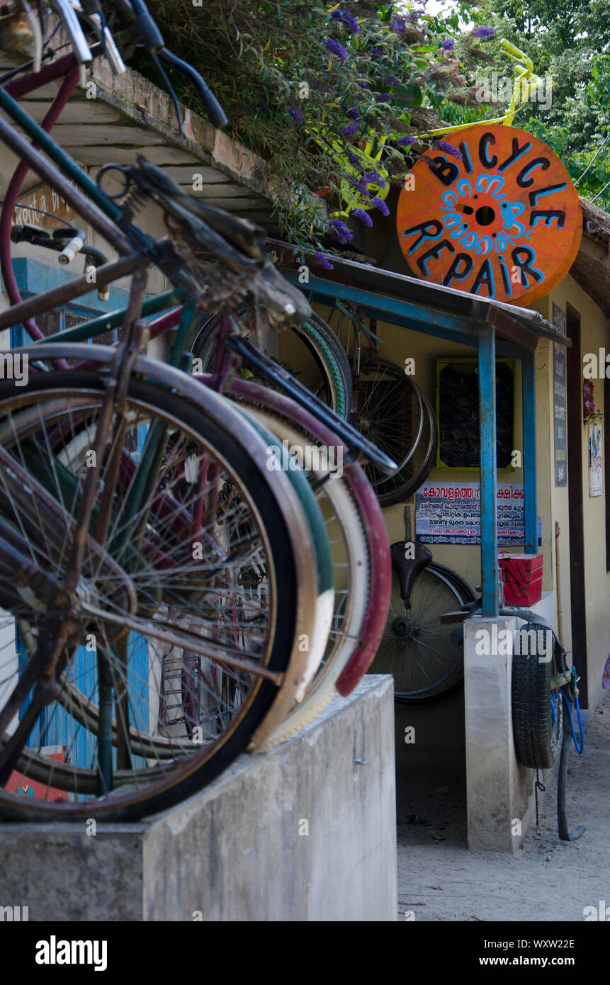 Nahaufnahme eines Mockup von einer asiatischen Stil Fahrrad shop Nahaufnahme der Fahrräder im Detail mit kontrastierenden Farben Stockfoto