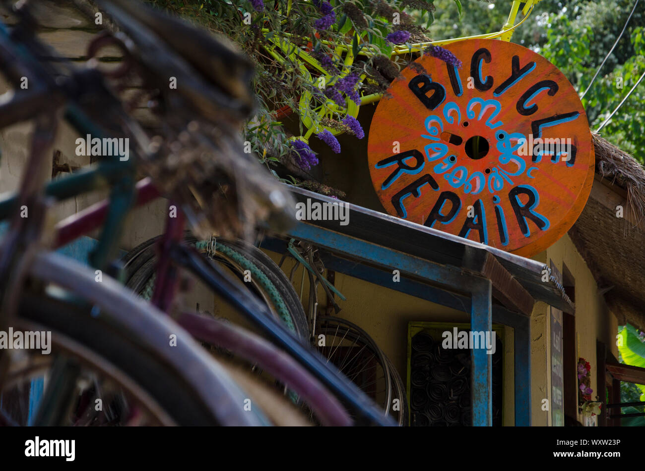Nahaufnahme eines Mockup von einer asiatischen Stil Fahrrad shop Nahaufnahme der Fahrräder im Detail mit kontrastierenden Farben Stockfoto