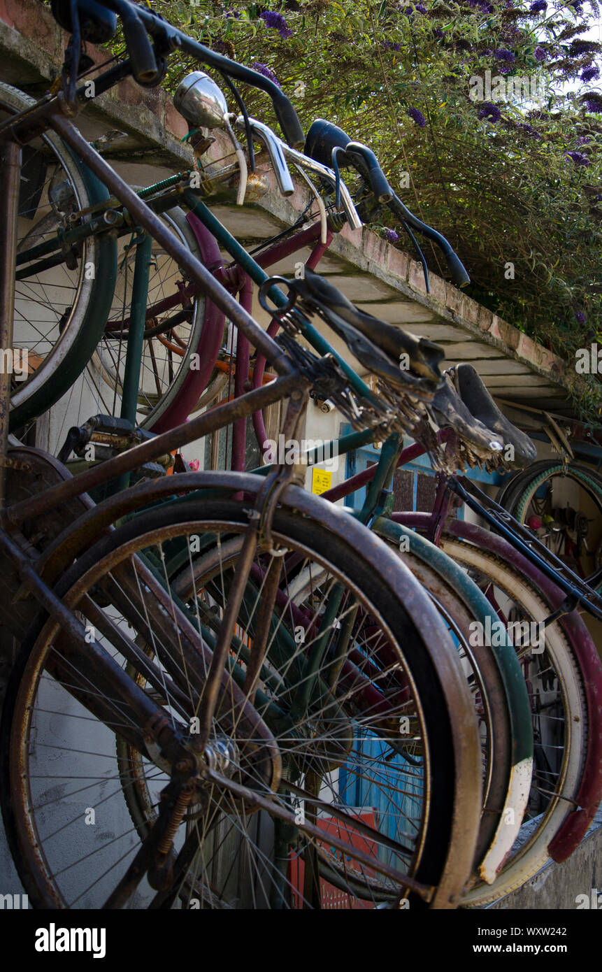 Nahaufnahme eines Mockup von einer asiatischen Stil Fahrrad shop Nahaufnahme der Fahrräder im Detail mit kontrastierenden Farben Stockfoto