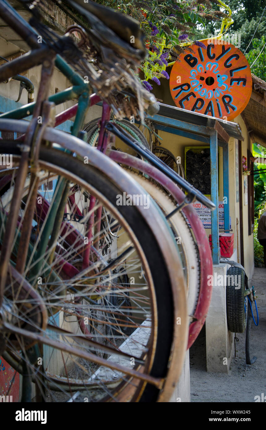 Nahaufnahme eines Mockup von einer asiatischen Stil Fahrrad shop Nahaufnahme der Fahrräder im Detail mit kontrastierenden Farben Stockfoto