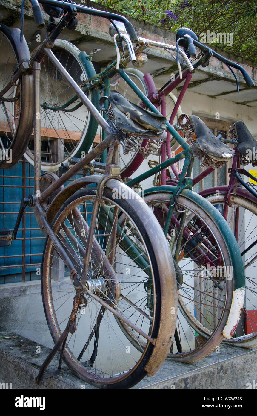 Nahaufnahme eines Mockup von einer asiatischen Stil Fahrrad shop Nahaufnahme der Fahrräder im Detail mit kontrastierenden Farben Stockfoto