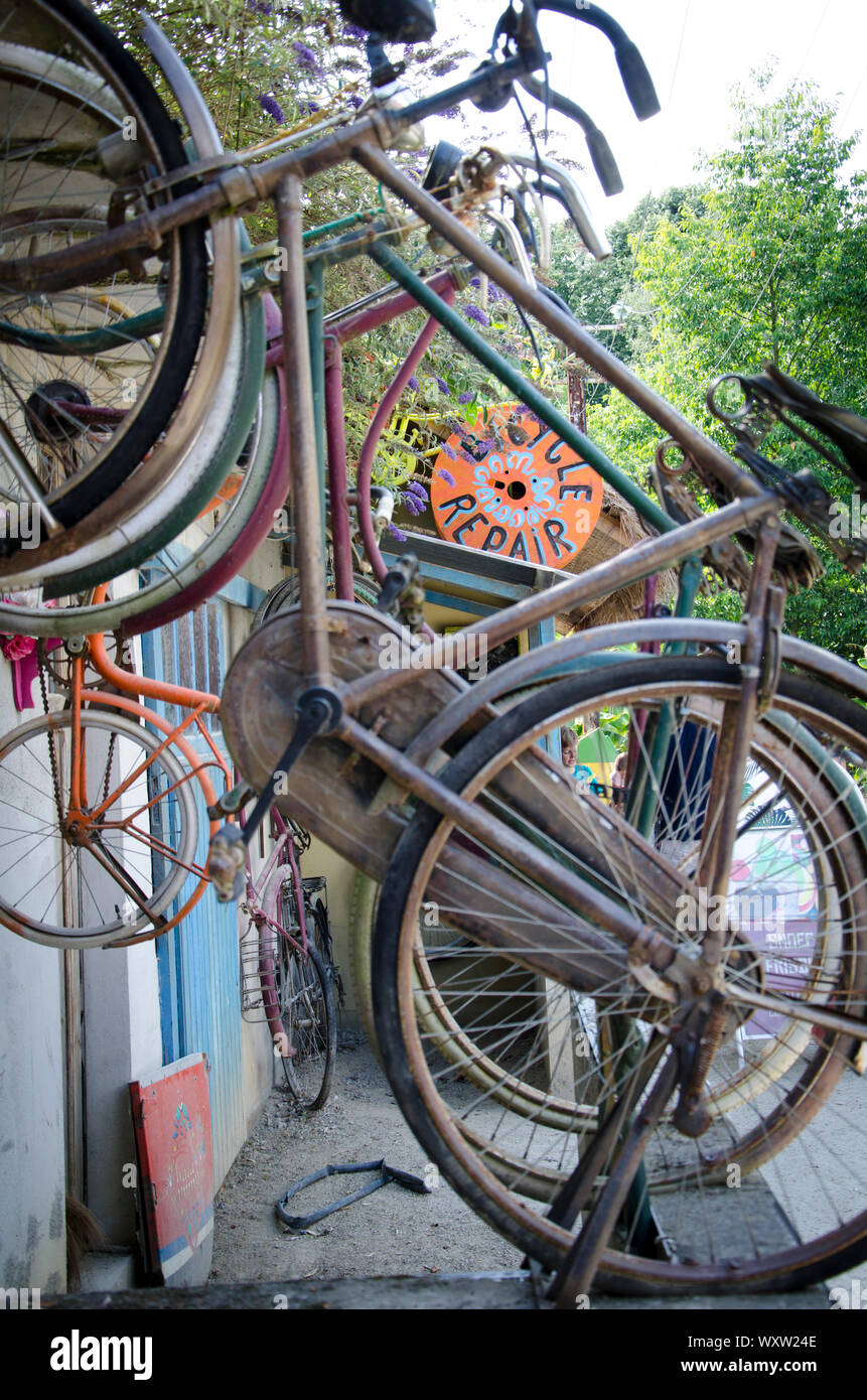 Nahaufnahme eines Mockup von einer asiatischen Stil Fahrrad shop Nahaufnahme der Fahrräder im Detail mit kontrastierenden Farben Stockfoto