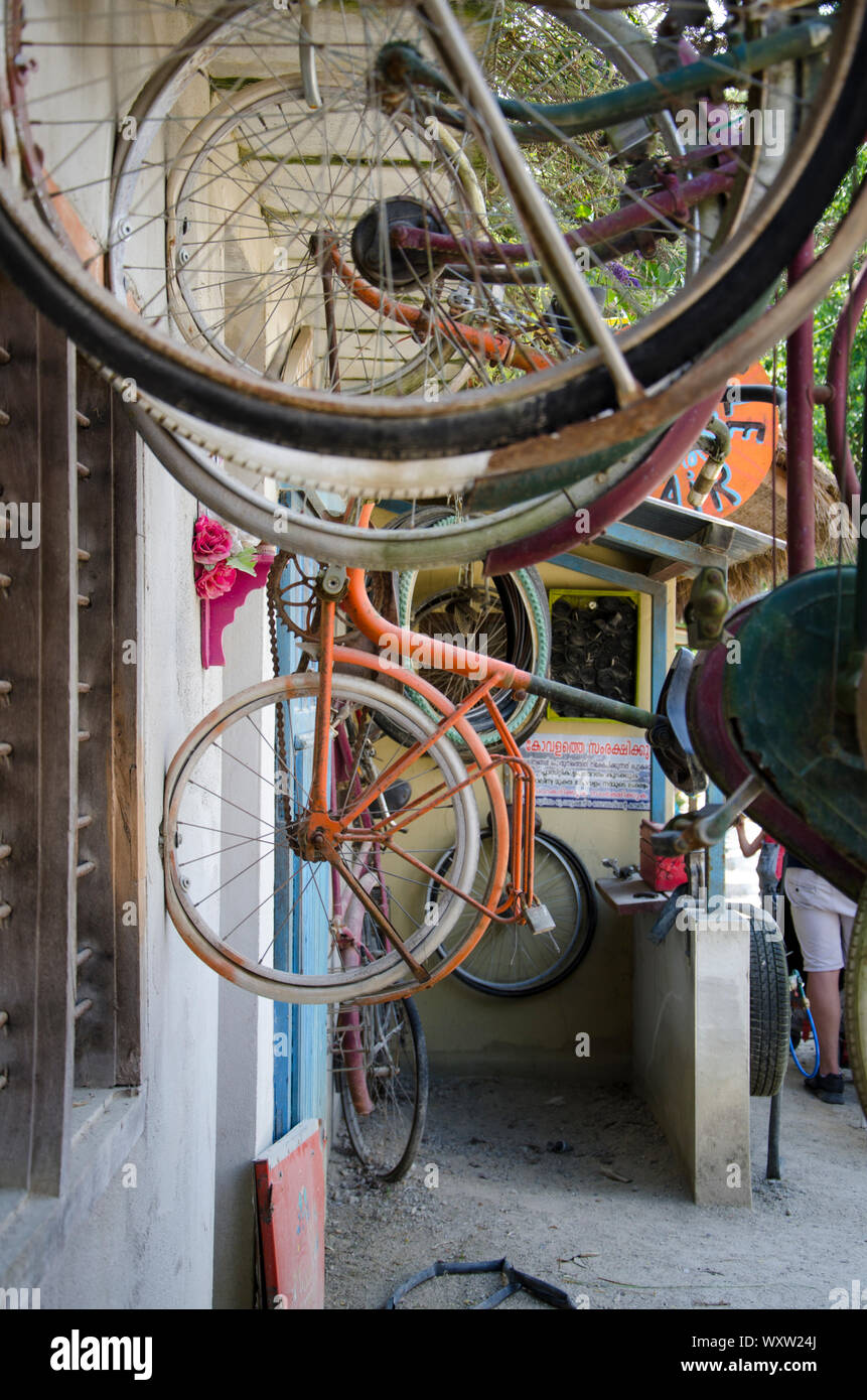 Nahaufnahme eines Mockup von einer asiatischen Stil Fahrrad shop Nahaufnahme der Fahrräder im Detail mit kontrastierenden Farben Stockfoto