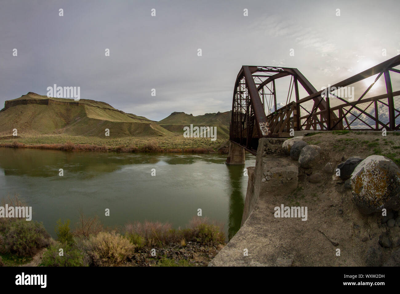 Brücke über das Wasser, auf dem Land Stockfoto