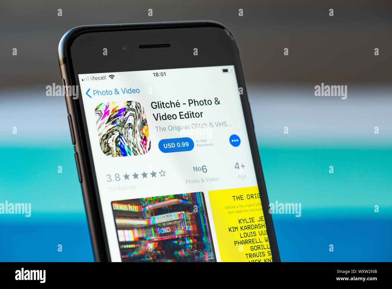 Kiew, Ukraine - 17. September 2019: Studio Aufnahme des Apple iPhone 8 Smartphone mit Glitché mobile Anwendung auf dem Bildschirm Stockfoto