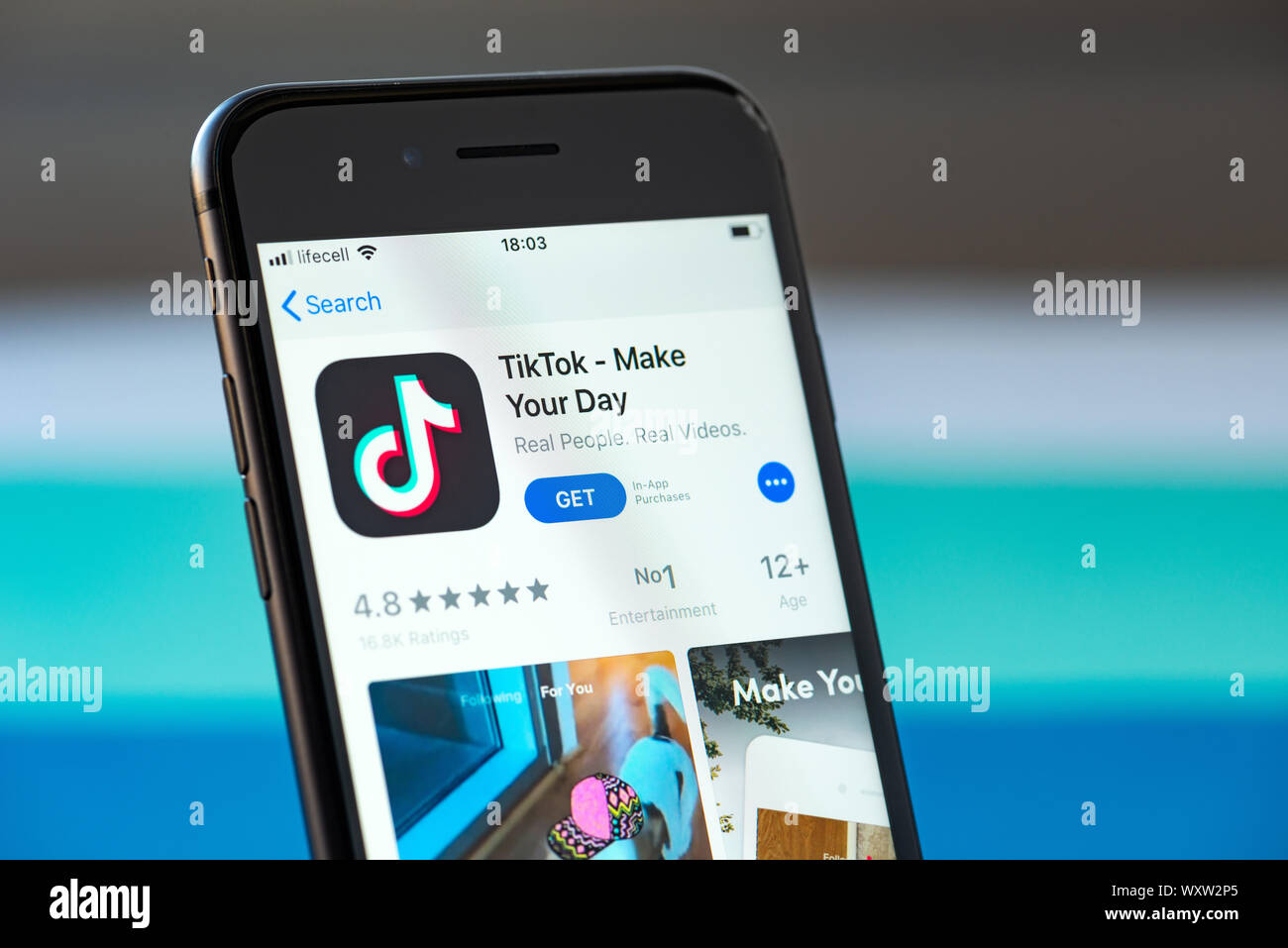 Kiew, Ukraine - 17. September 2019: Studio Aufnahme des Apple iPhone 8 Smartphone mit TikTok mobile Anwendung auf dem Bildschirm Stockfoto