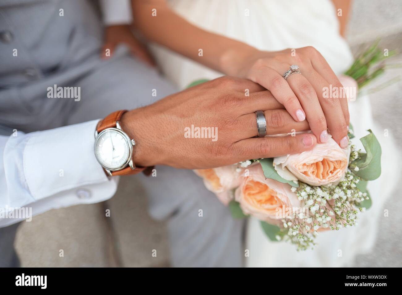 Braut und Bräutigam, Paar, Heiraten, verheiratet, marriege, Nahaufnahme, Ring, blühen, blühen, Blumen, Zweisamkeit, süß, hübsch Stockfoto