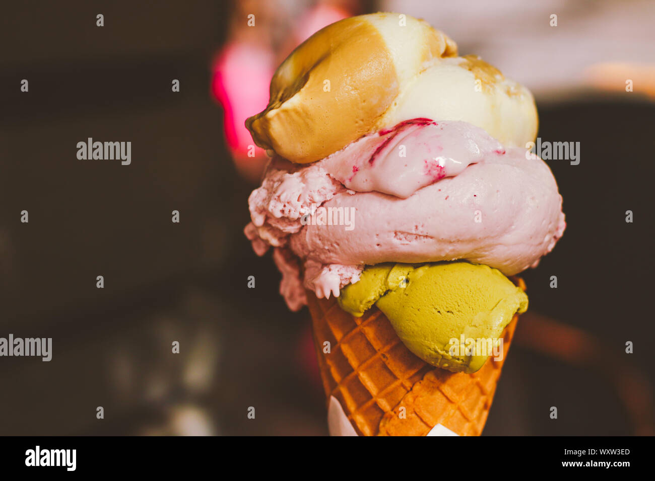 Köstliches Eis, Bio-Milch und selbstgemachtes Rezept Konzept - Eis schmelzen im Freien im Sommer süße Nachspeise essen im Urlaub Stockfoto