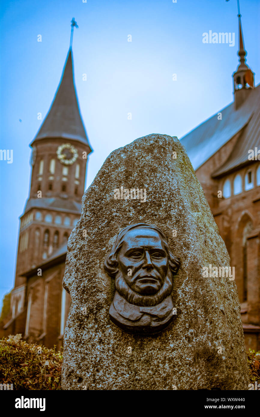Russland, Kaliningrad, 05.11.2018: Der Grabstein auf dem Grab von Immanuel Kant auf dem Hintergrund der Kathedrale in Kenigsberg. Stockfoto