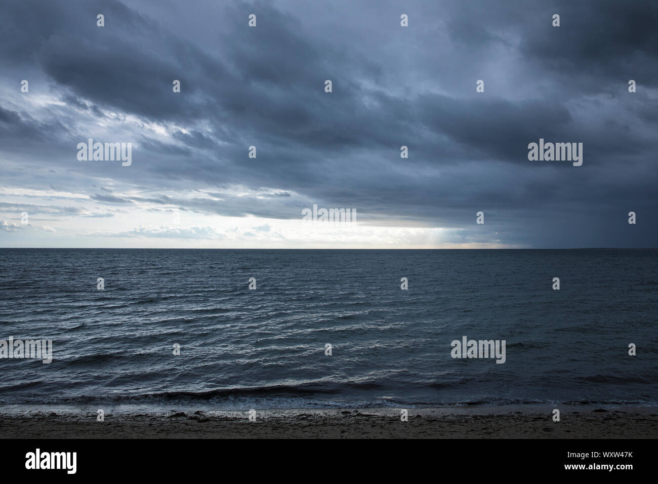 Moody Himmel über Cape Cod Bay, den Atlantischen Ozean von Provincetown, Cape Cod, New England, USA Stockfoto