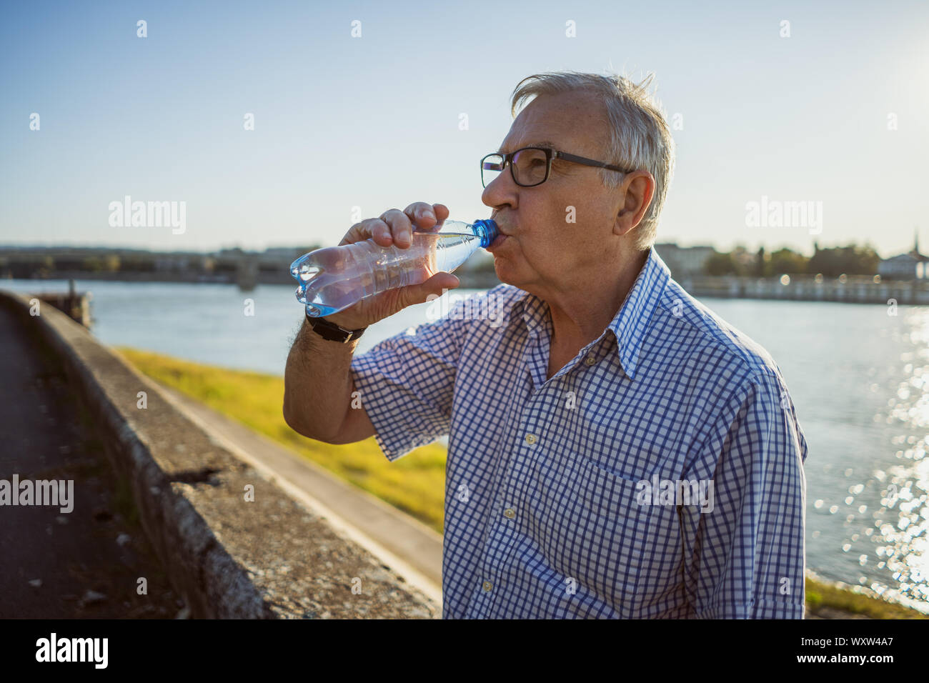 Outdoor Portrait von älteren Menschen, die trinken Wasser ist. Stockfoto
