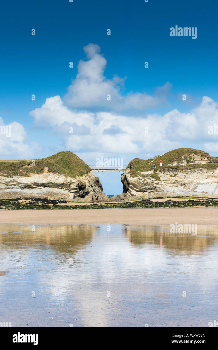 Die Fußgängerbrücke verbindet das Festland zu Porth Insel in Newquay in Cornwall. Stockfoto