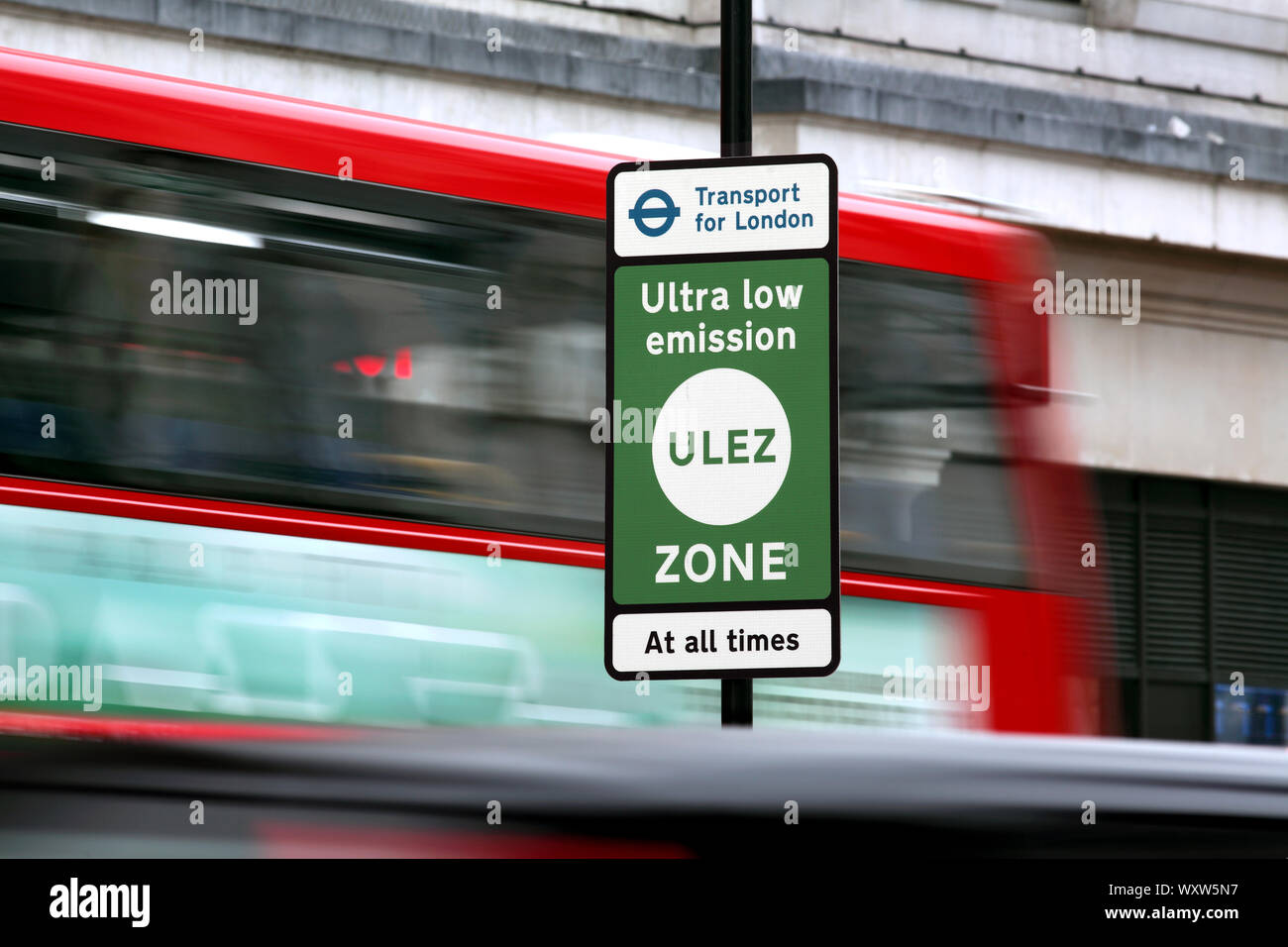 Ein Schild markiert die Grenze des Londoner Ultra Low Emission Zone, am Marble Arch Ende der Oxford Street. (Stand September 2019) Stockfoto