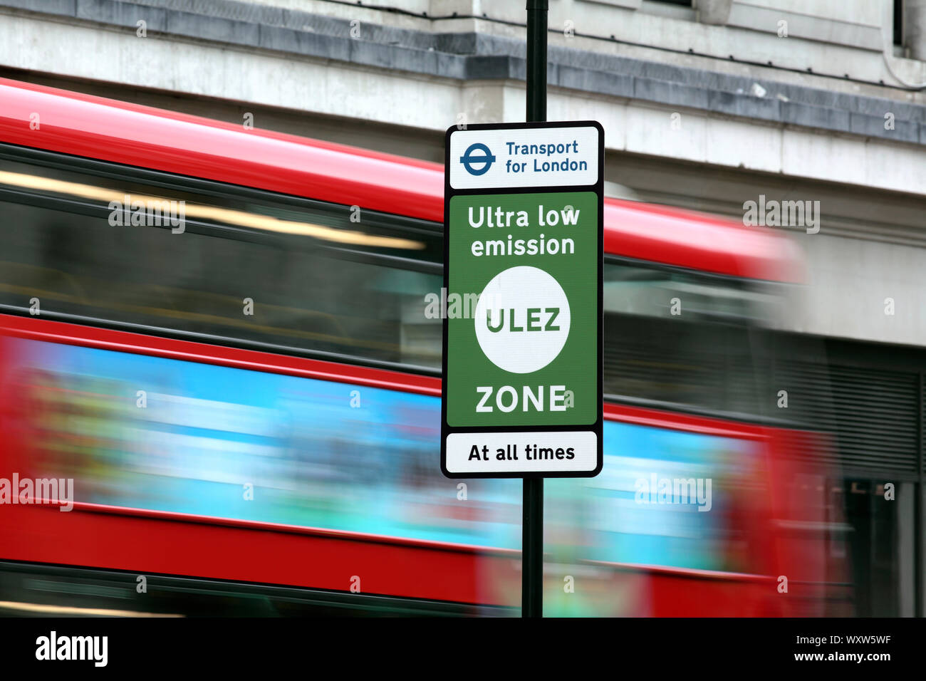 Ein Schild markiert die Grenze des Londoner Ultra Low Emission Zone, am Marble Arch Ende der Oxford Street. (Stand September 2019) Stockfoto