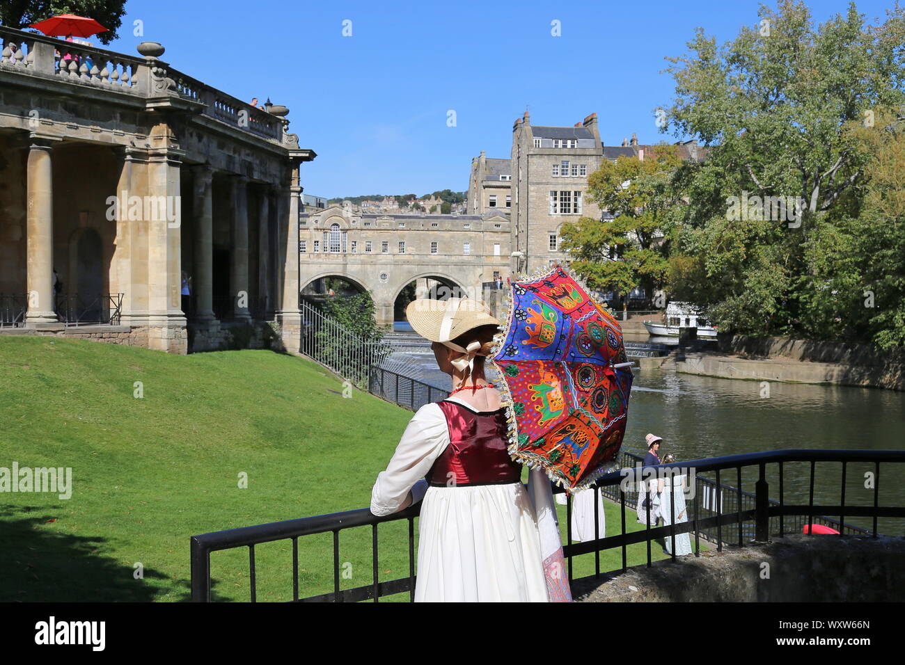 Frau Regency Kostümen. Jane Austen Festival 2019, Parade Gardens, Badewanne, Somerset, England, Großbritannien, Großbritannien, Europa Stockfoto