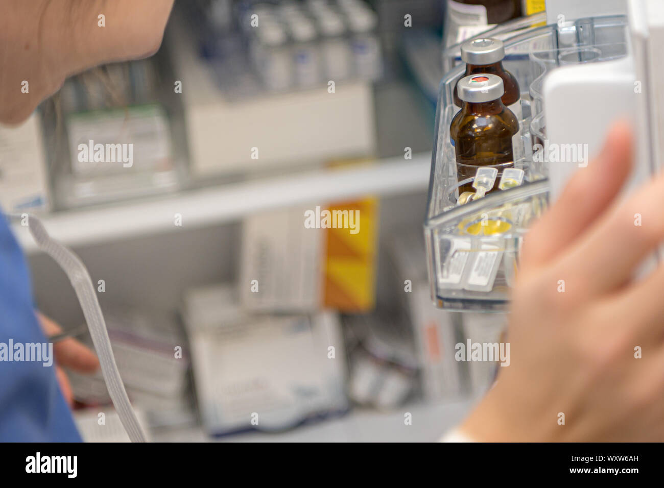 Viele Medikamente, die in einem Kühlschrank. Schließen eines geöffneten Kühlschrank Stockfoto