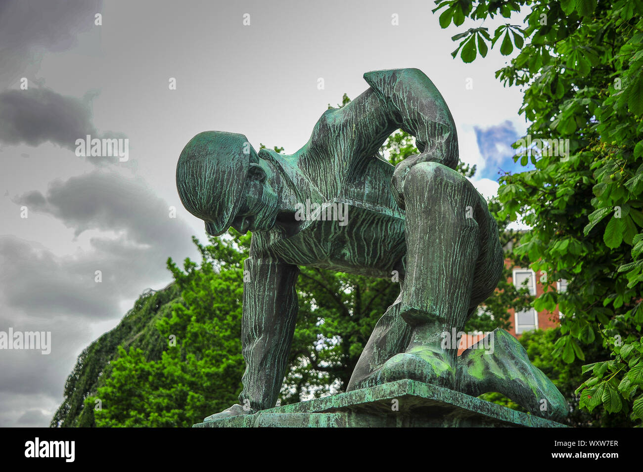 Kiel, Deutschland - Juli 2015: Bronze Skulptur einer Werft Arbeitnehmer sterben Werftarbeiter, 1959 erstellt von Walter Rössler Stockfoto