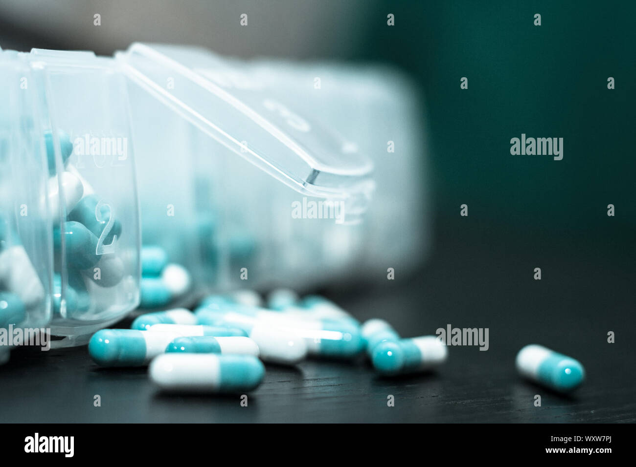 Eine wöchentliche Dosierung der Medikation in Tablettenspender. Stockfoto
