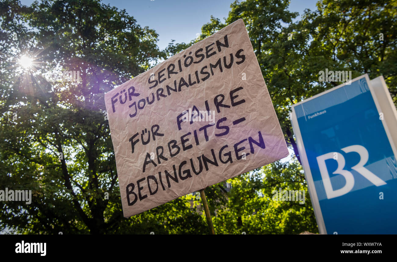 18. September 2019, Bayern, München: ein Plakat mit der Aufschrift "Für seriösen Journalismus - für faire Arbeitsbedingungen' (Für die ernsthaften Journalismus - für faire Arbeitsbedingungen) ist vor dem Bayerischen Rundfunk statt. Zum ersten Mal wird der Bayerische Rundfunk (BR) hat eine temporäre Warnstreiks Im Tarifkonflikt erlebt. Der Bayerische Journalistenverband (BJV) und die Gewerkschaft Verdi haben sich auf Redakteure und freie Journalisten "Arbeit für 24 Stunden zu stoppen an diesem Mittwoch. Foto: Peter Kneffel/dpa Stockfoto