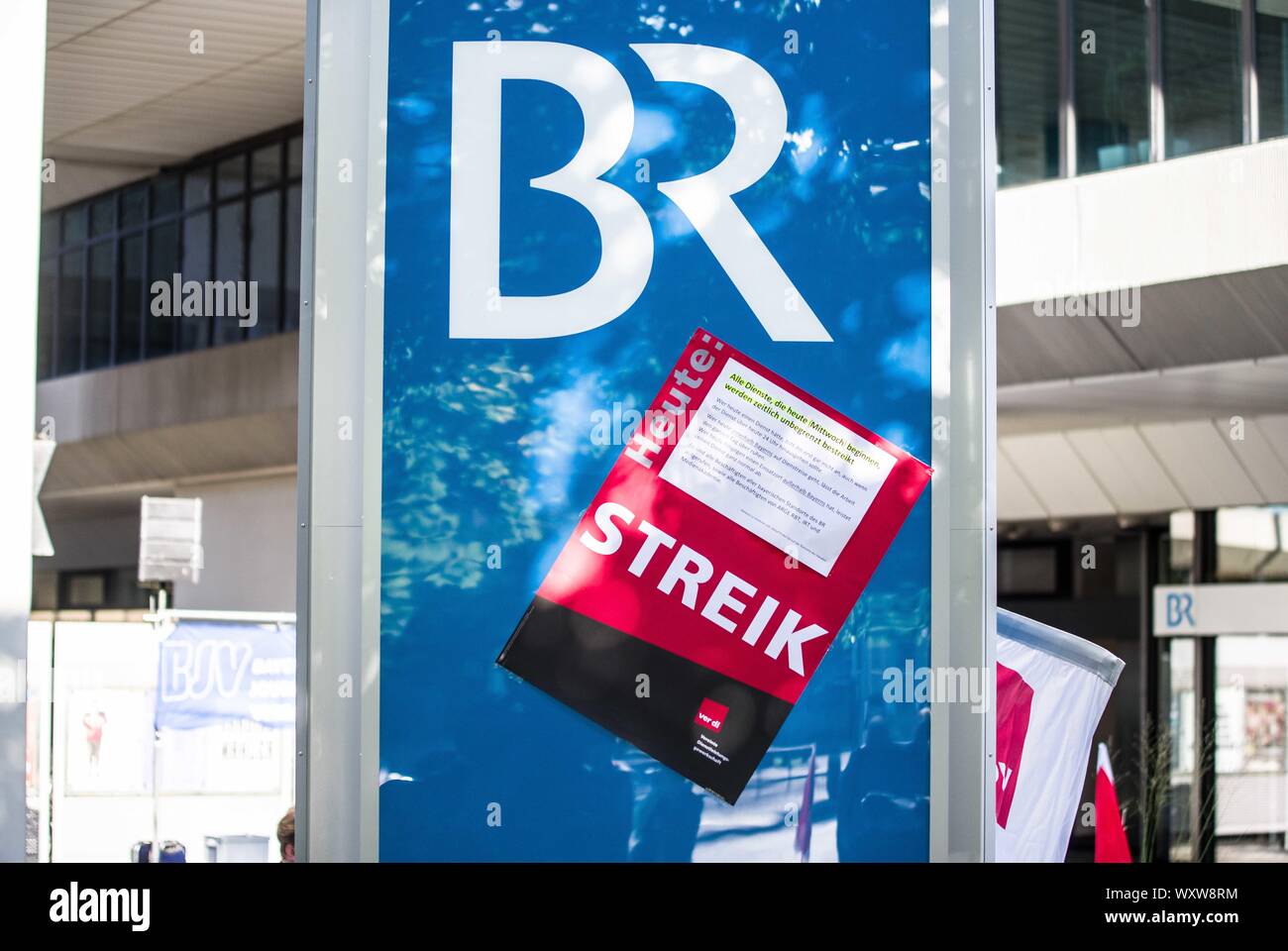 September 18, 2019, Munich, Bayern, Deutschland: Anspruchsvolle eine Erhöhung von 6 % über 12 Monate, zusammen mit einer Erhöhung der Zahlungen, Lizenzen und andere Auszahlungen, die Bayerische Journalisten Union (Bayerischer Journalisten Verband) für einen 24-stündigen Streik gegen den Bayerischen Rundfunk media House in Bayern aufgerufen, mit der zentralen Streik an der Münchner Zentrum. Der Streik umfasst Journalisten, Redaktion/Redaktion und die damit verbundenen Rollen. Insgesamt 4.000 Mitarbeiter (3.000 Beschäftigten und 1.000 freiberuflichen) sind betroffen. (Bild: © Sachelle Babbar/ZUMA Draht) Stockfoto