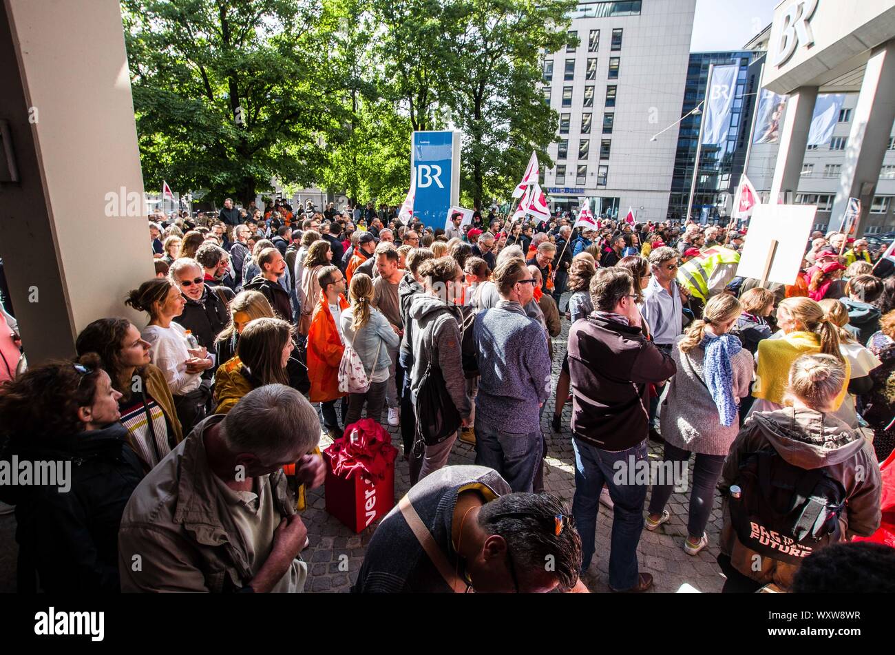 September 18, 2019, Munich, Bayern, Deutschland: Anspruchsvolle eine Erhöhung von 6 % über 12 Monate, zusammen mit einer Erhöhung der Zahlungen, Lizenzen und andere Auszahlungen, die Bayerische Journalisten Union (Bayerischer Journalisten Verband) für einen 24-stündigen Streik gegen den Bayerischen Rundfunk media House in Bayern aufgerufen, mit der zentralen Streik an der Münchner Zentrum. Der Streik umfasst Journalisten, Redaktion/Redaktion und die damit verbundenen Rollen. Insgesamt 4.000 Mitarbeiter (3.000 Beschäftigten und 1.000 freiberuflichen) sind betroffen. (Bild: © Sachelle Babbar/ZUMA Draht) Stockfoto