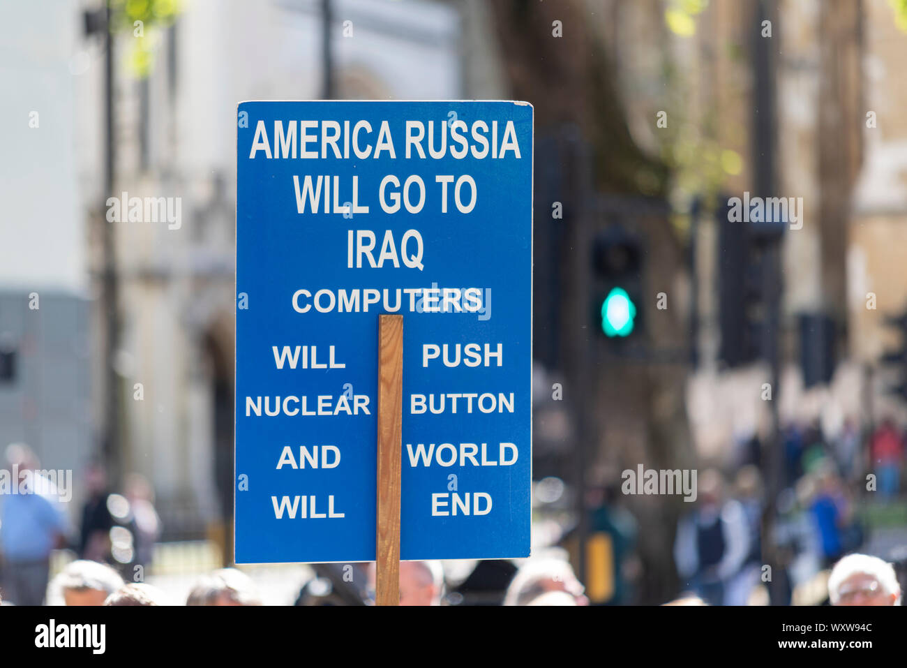Plakat vor dem Obersten Gericht des Vereinigten Königreichs in Westminster, London, Großbritannien. Amerika, Russland, Irak, Computer drücken Sie Schaltfläche Kernenergie und Welt wird Ende Stockfoto