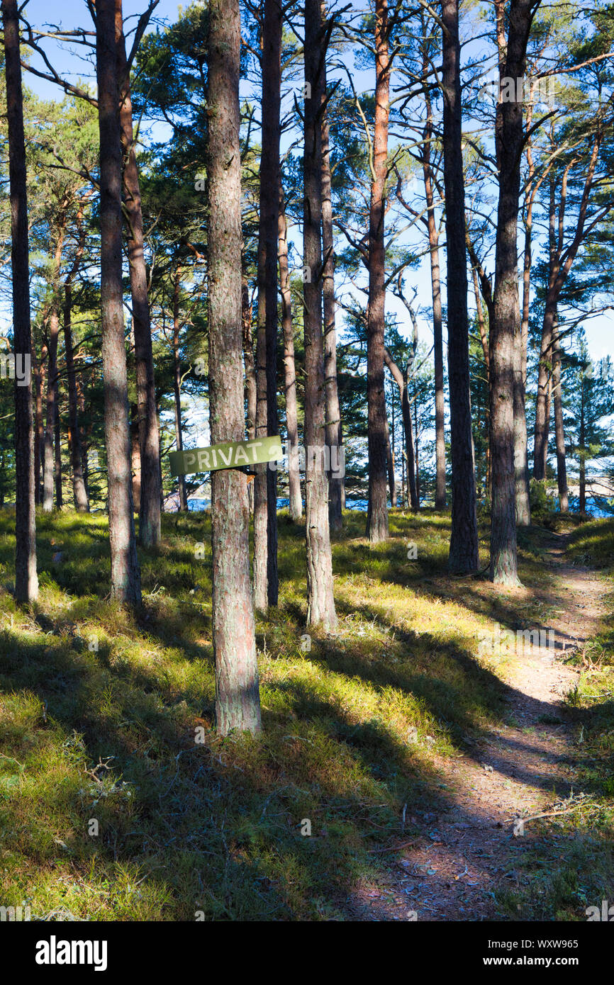 Rustikal private Zeichen zu Baum angebracht neben den Waldweg auf der Insel Sandhamn, Stockholmer Schären, Schweden Stockfoto