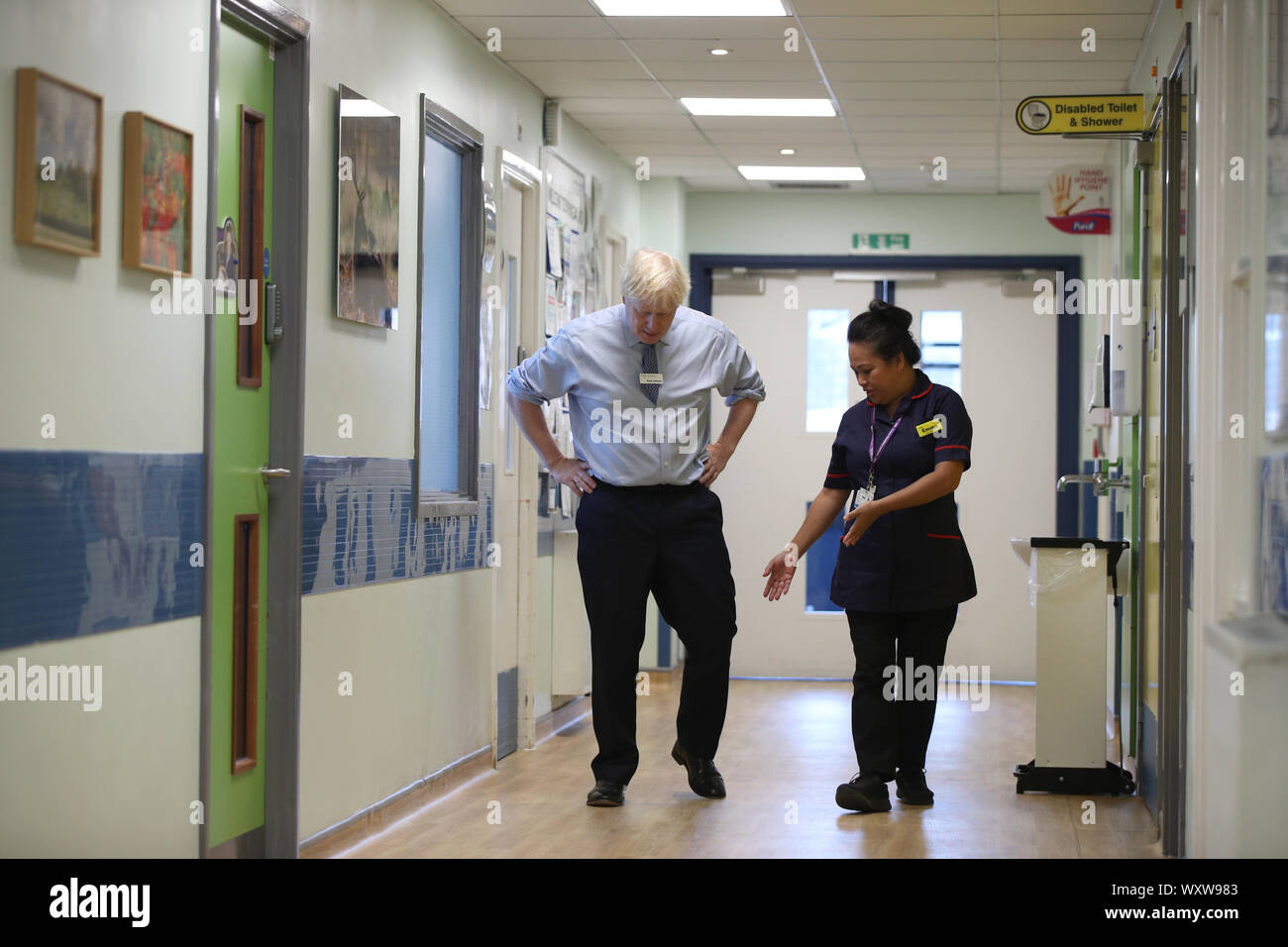 Premierminister Boris Johnson bei einem Besuch in Whipps Cross University Hospital in Leytonstone, East London. Stockfoto