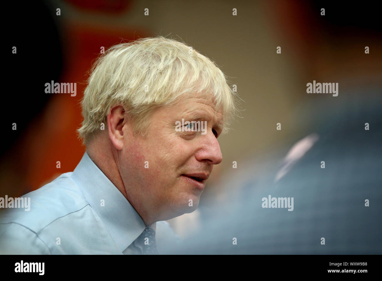 Premierminister Boris Johnson bei einem Besuch in Whipps Cross University Hospital in Leytonstone, East London. Stockfoto