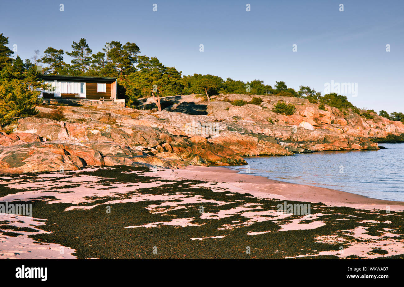 Sommer Hütte auf der felsigen Landzunge über Strand und Ostsee, Insel Sandhamn, Stockholmer Schären, Schweden Stockfoto