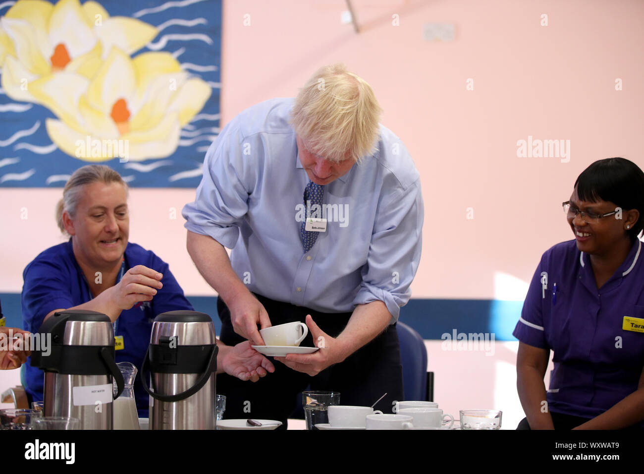 Premierminister Boris Johnson trifft Mitarbeiter bei einem Besuch in Whipps Cross University Hospital in Leytonstone, East London. Stockfoto