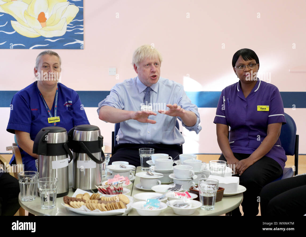 Premierminister Boris Johnson trifft Mitarbeiter bei einem Besuch in Whipps Cross University Hospital in Leytonstone, East London. Stockfoto