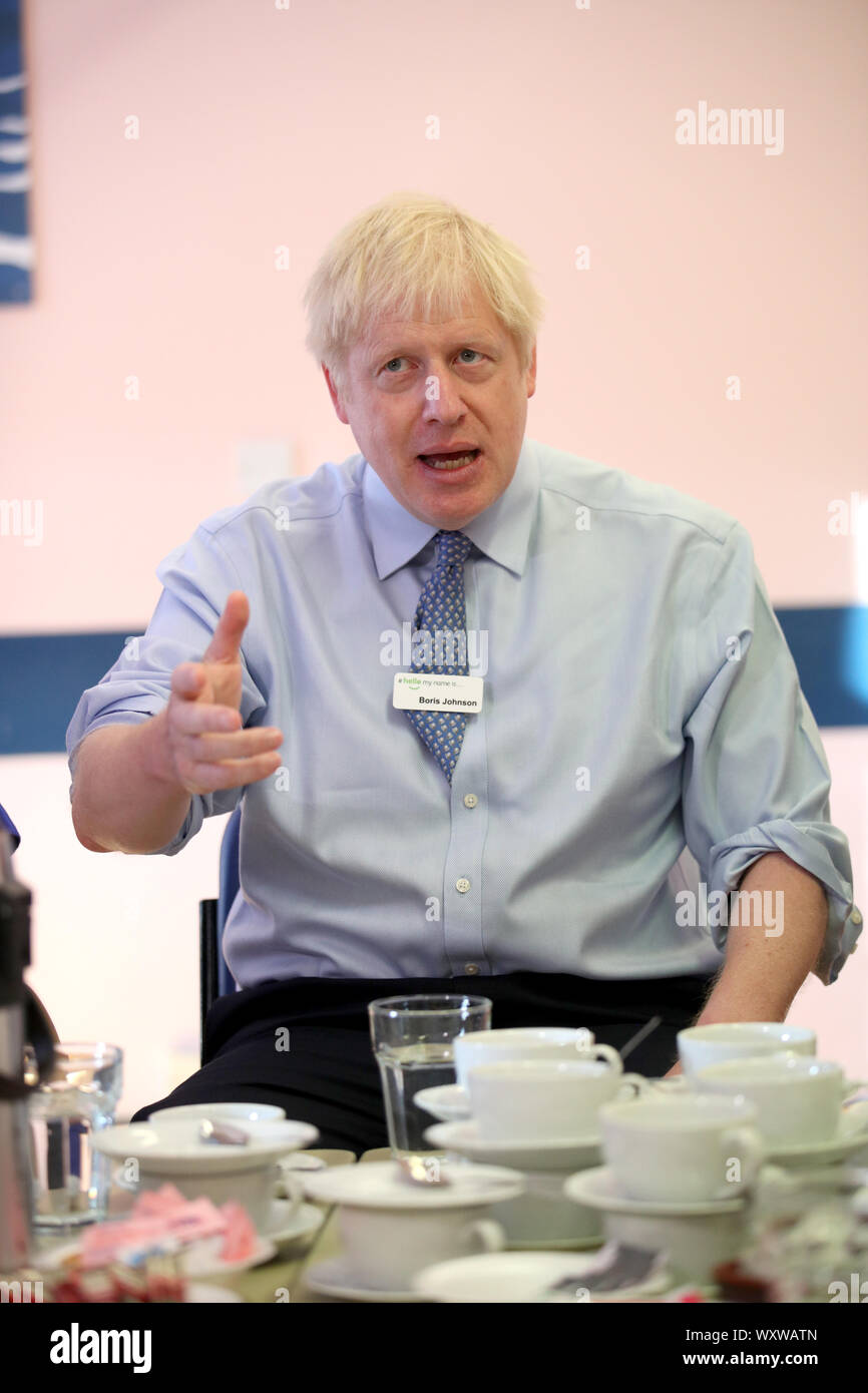 Premierminister Boris Johnson trifft Mitarbeiter bei einem Besuch in Whipps Cross University Hospital in Leytonstone, East London. Stockfoto