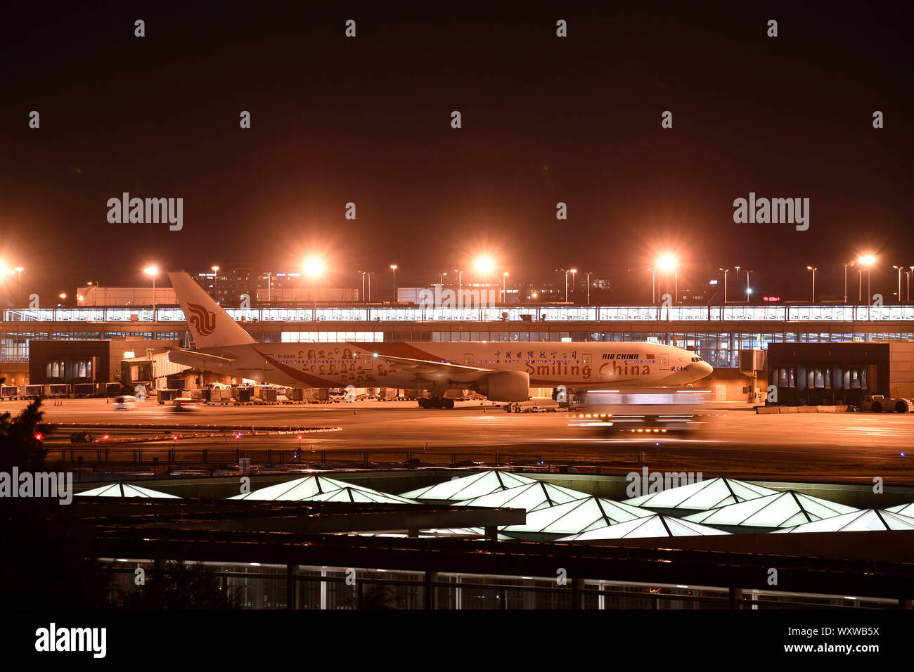 Washington, USA. 17 Sep, 2019. Air China Flug 818, eine Boeing 777 Jet betrieben wird, ist am Dulles International Airport in Virginia, USA, Sept. 17, 2019 gesehen. Eine Air China Jet für Peking gebunden sicher zum Internationalen Flughafen Dulles Dienstag zurückgekehrt, nach einem möglichen Vogelschlag, der Fluggesellschaft, die in einer Aussage gesagt wird. Air China sagte betroffene Passagiere auf andere Flüge oder Angeboten Übernachtung platziert werden. Dulles ist ein großer internationaler Flughafen Wartung die Washington Metropolitan Area. Quelle: Liu Jie/Xinhua/Alamy leben Nachrichten Stockfoto