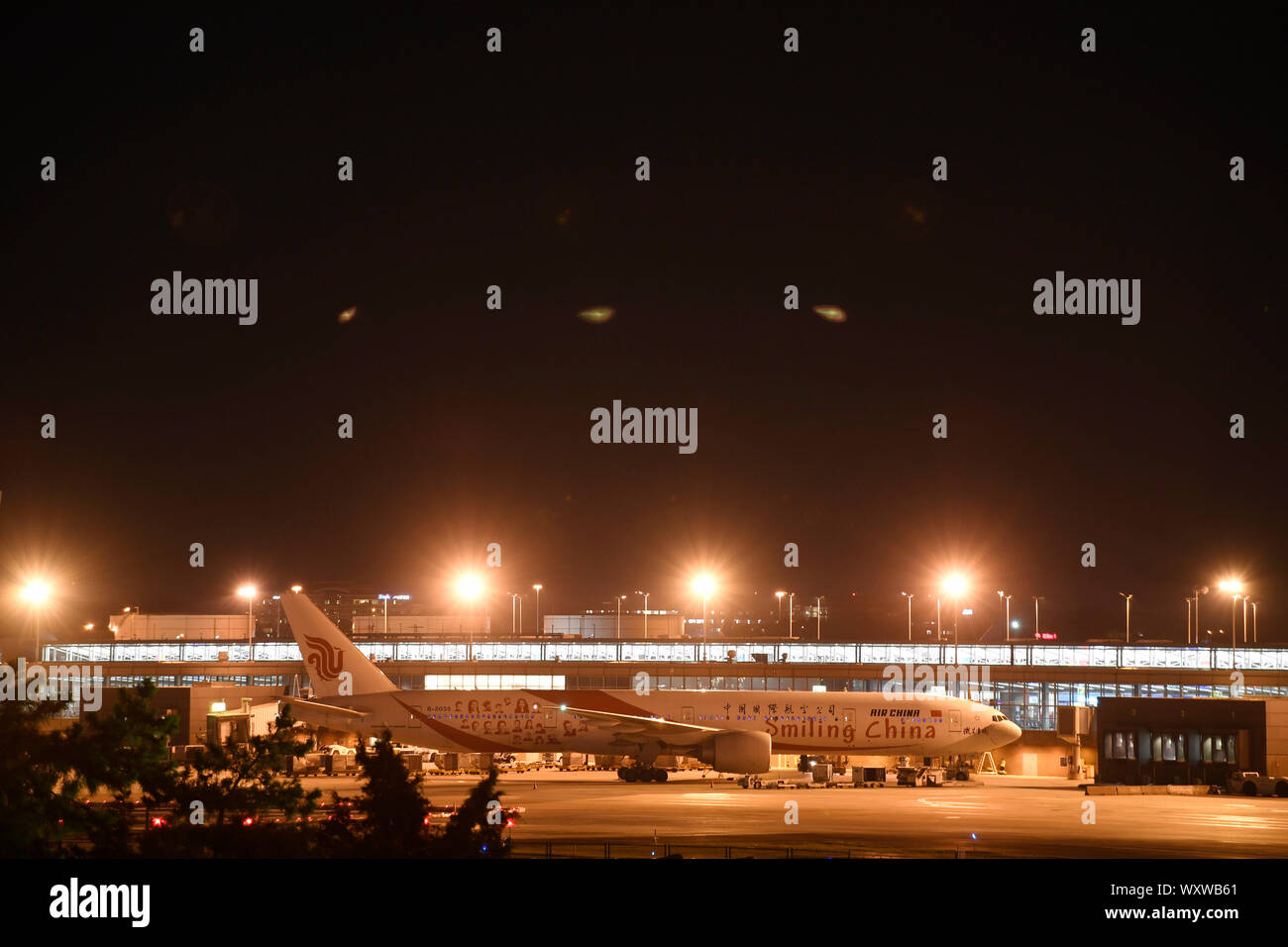 Washington, USA. 17 Sep, 2019. Air China Flug 818, eine Boeing 777 Jet betrieben wird, ist am Dulles International Airport in Virginia, USA, Sept. 17, 2019 gesehen. Eine Air China Jet für Peking gebunden sicher zum Internationalen Flughafen Dulles Dienstag zurückgekehrt, nach einem möglichen Vogelschlag, der Fluggesellschaft, die in einer Aussage gesagt wird. Air China sagte betroffene Passagiere auf andere Flüge oder Angeboten Übernachtung platziert werden. Dulles ist ein großer internationaler Flughafen Wartung die Washington Metropolitan Area. Quelle: Liu Jie/Xinhua/Alamy leben Nachrichten Stockfoto