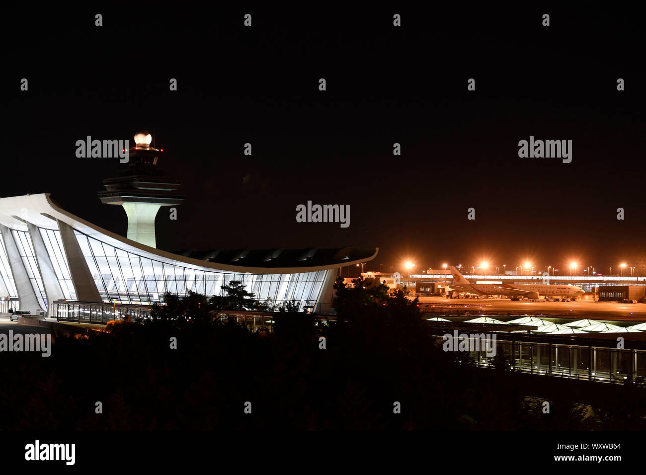 Washington, USA. 17 Sep, 2019. Air China Flug 818, eine Boeing 777 Jet betrieben wird, ist am Dulles International Airport in Virginia, USA, Sept. 17, 2019 gesehen. Eine Air China Jet für Peking gebunden sicher zum Internationalen Flughafen Dulles Dienstag zurückgekehrt, nach einem möglichen Vogelschlag, der Fluggesellschaft, die in einer Aussage gesagt wird. Air China sagte betroffene Passagiere auf andere Flüge oder Angeboten Übernachtung platziert werden. Dulles ist ein großer internationaler Flughafen Wartung die Washington Metropolitan Area. Quelle: Liu Jie/Xinhua/Alamy leben Nachrichten Stockfoto