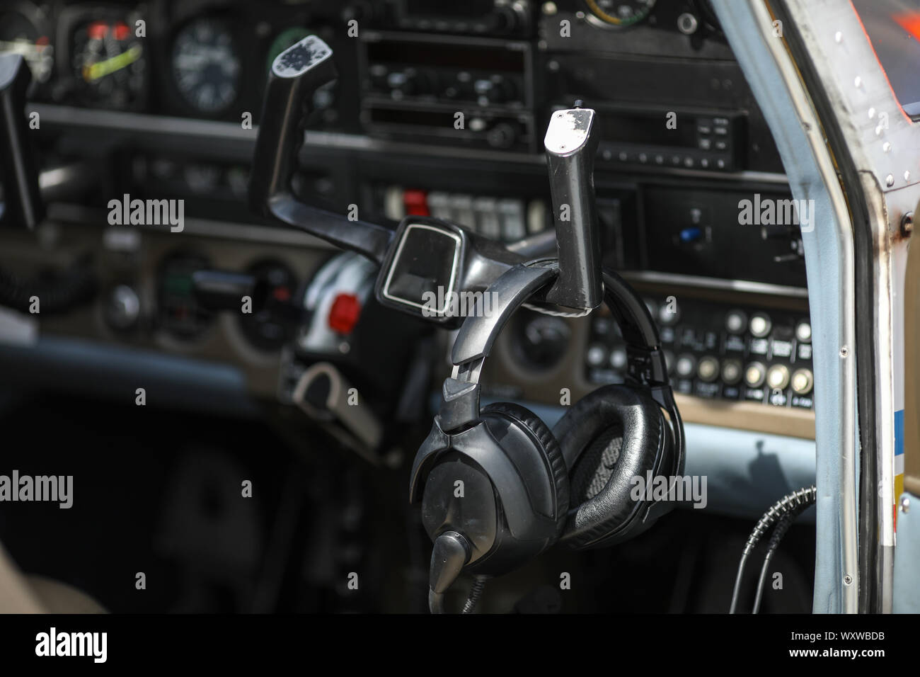 Details Mit dem Cockpit und elektronischen Geräten von einem Kleinflugzeug Stockfoto