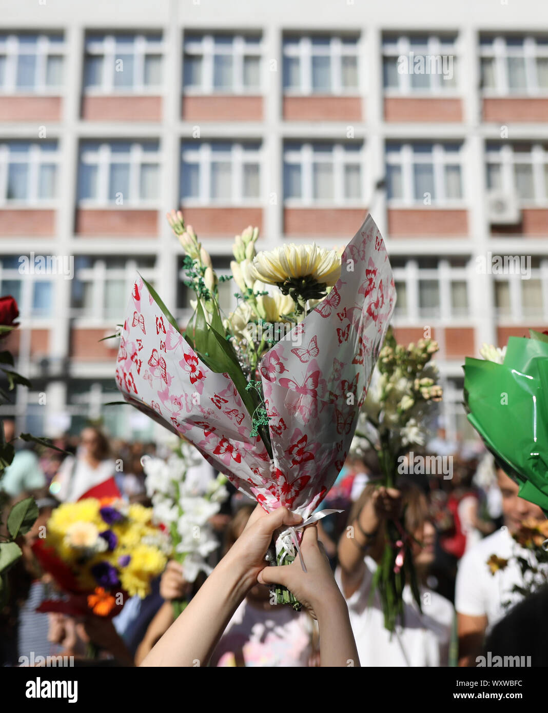 Kinder halten die Blumen in ihren ersten Tag in der Schule Stockfoto