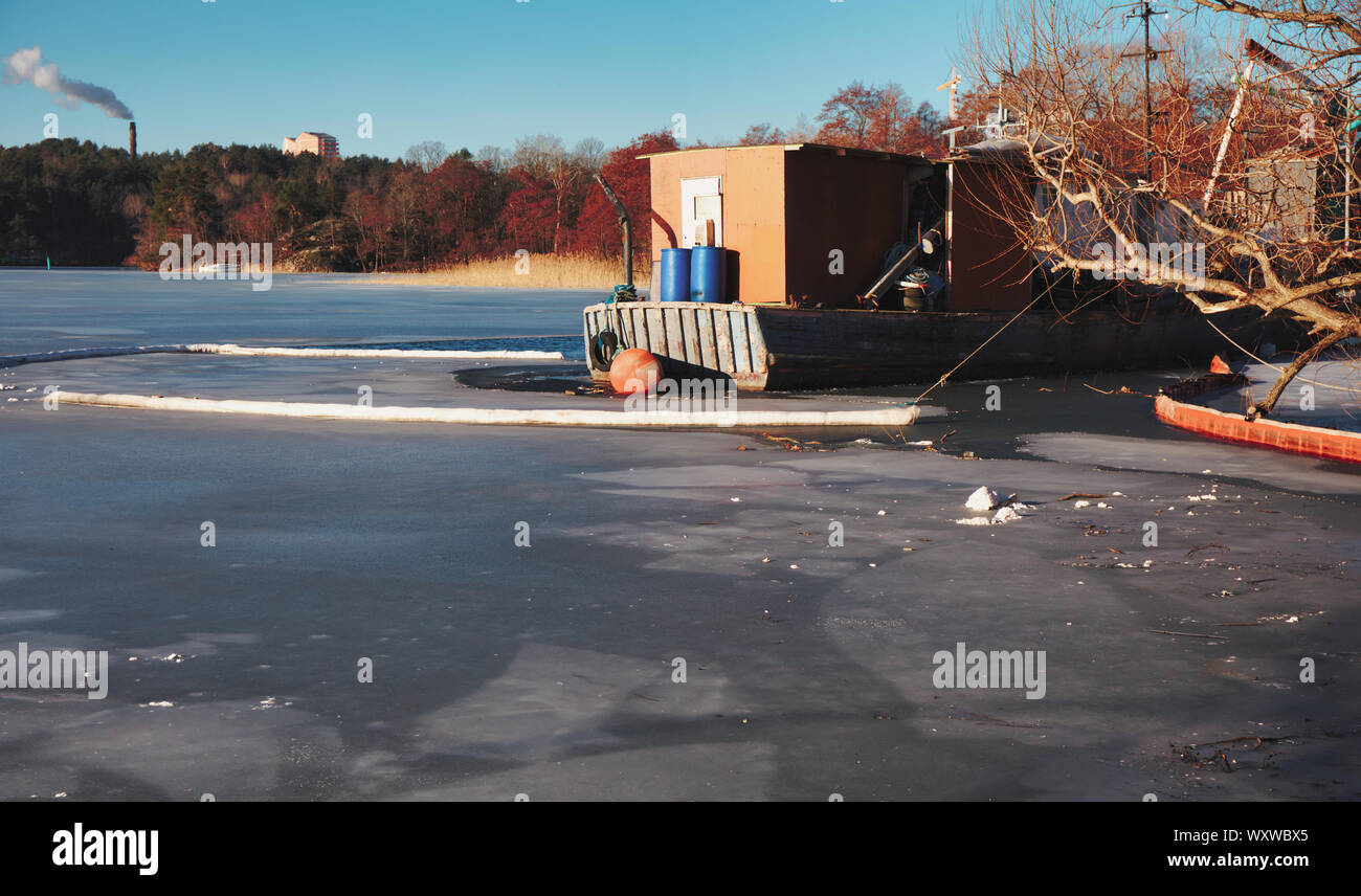 Hausboot Barge icebound in Eis Arstaviken, Stockholm, Schweden eingefroren Stockfoto