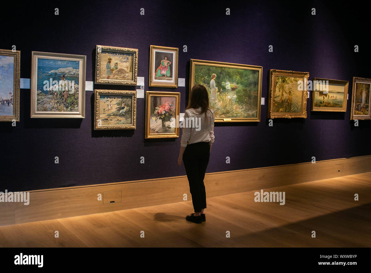 LONDON, Großbritannien - 18 September 2019: 2019 ein Bonhams assistant Ansichten eine Anzeige der seltene 19. Jahrhundert europäischer, viktorianischen und Britischen impressionistischer Kunst Credit: Amer ghazzal/Alamy leben Nachrichten Stockfoto