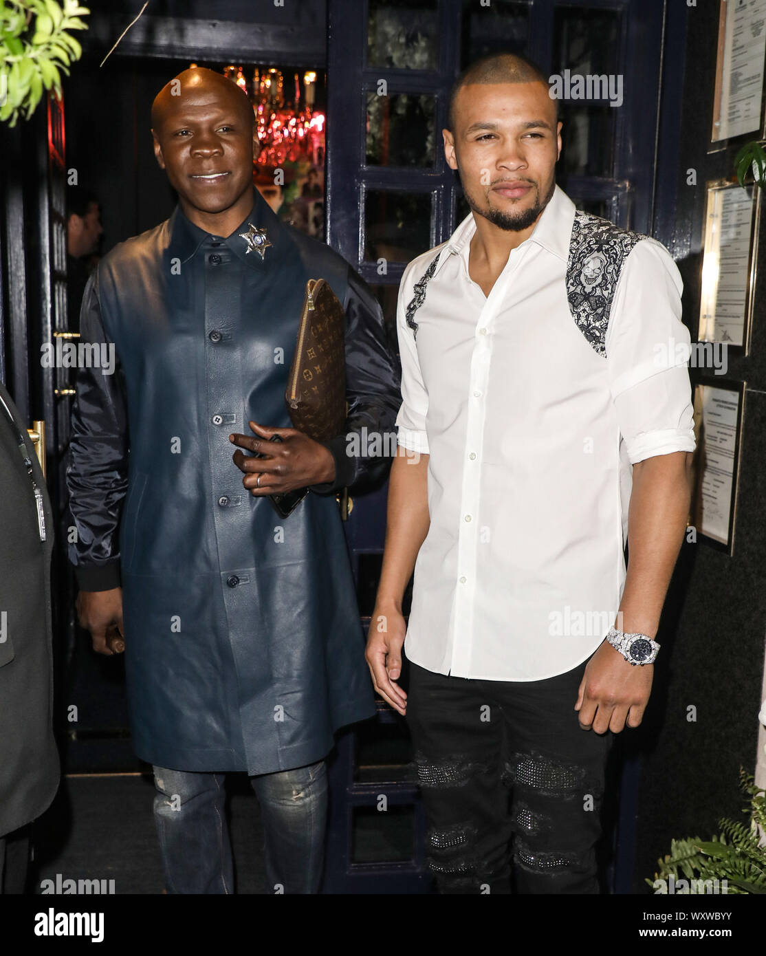 Chris Eubank und Chris Eubank Jr kommen am Tramp in London für Chris Eubank Jr's Geburtstagsparty. Stockfoto