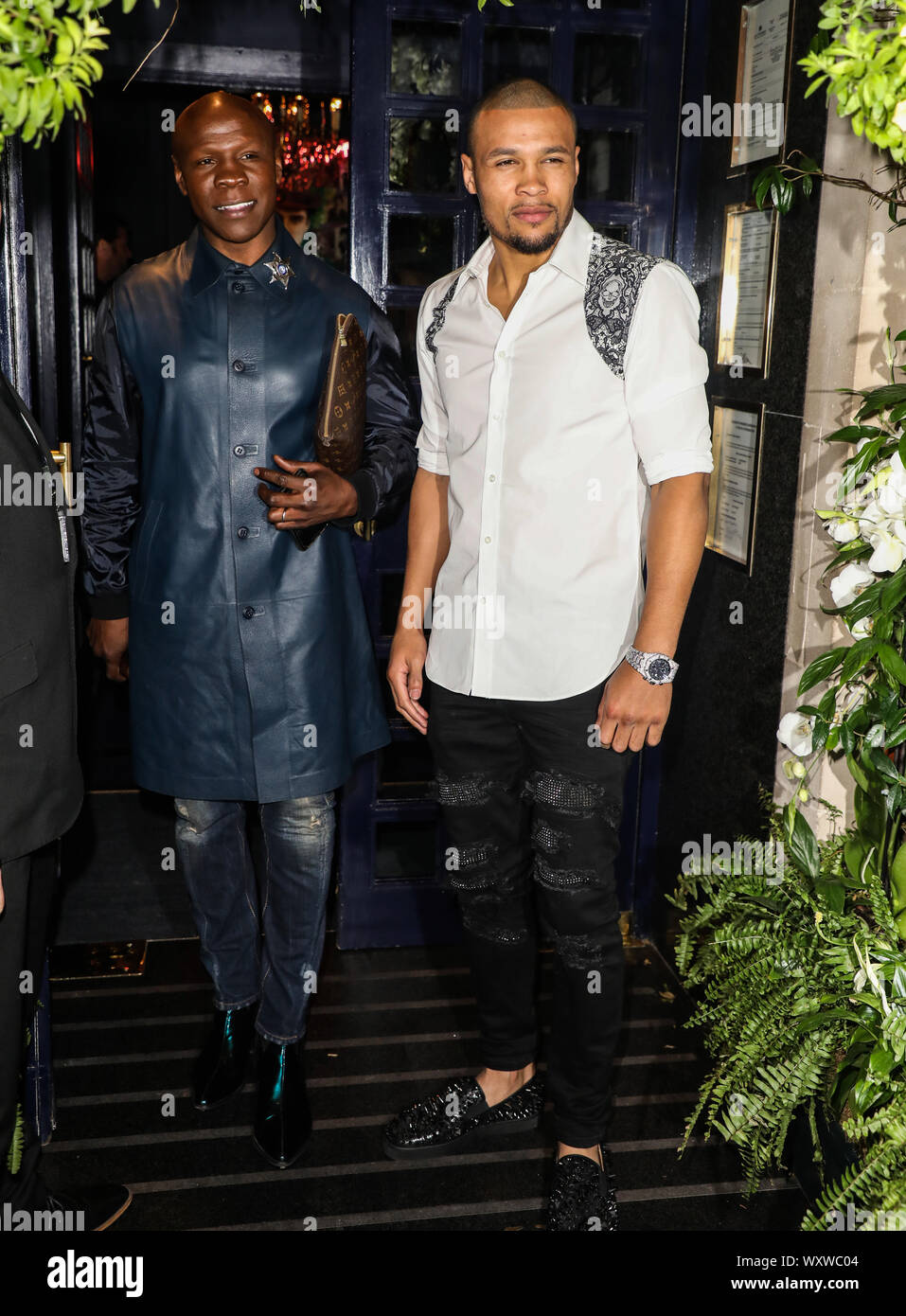 Chris Eubank und Chris Eubank Jr kommen am Tramp in London für Chris Eubank Jr's Geburtstagsparty. Stockfoto