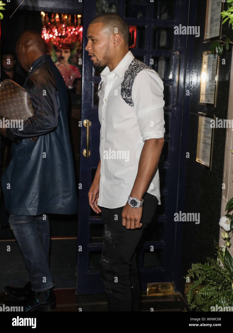 Chris Eubank und Chris Eubank Jr kommen am Tramp in London für Chris Eubank Jr's Geburtstagsparty. Stockfoto