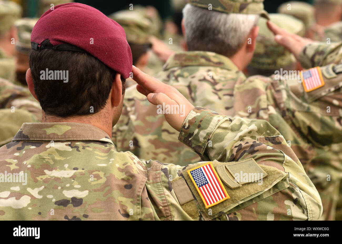 US-Soldaten begrüssen zu geben. US-Armee. US-Truppen Stockfoto