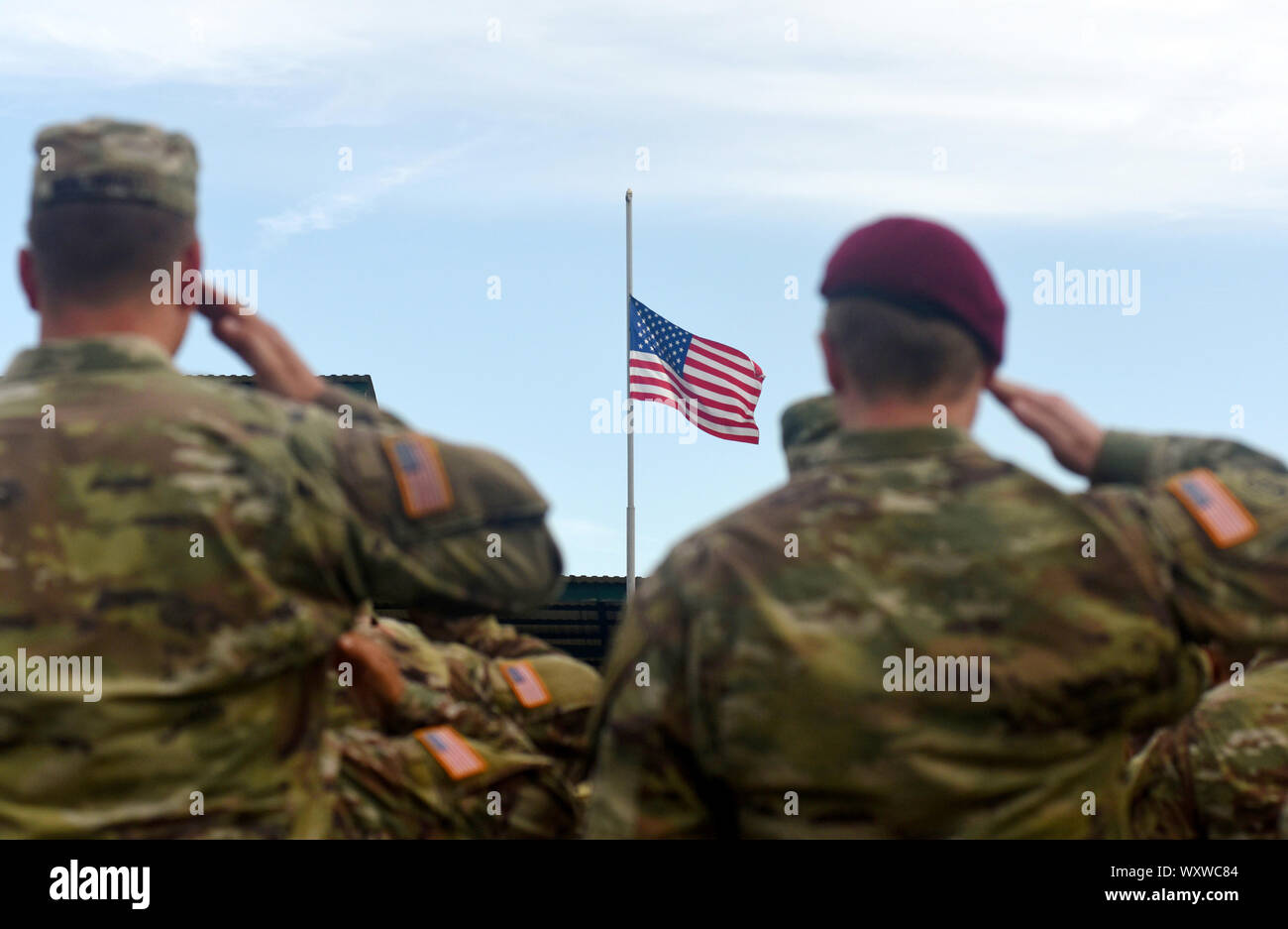 Amerikanische Soldaten salutierte US Flag. US-Armee Stockfoto