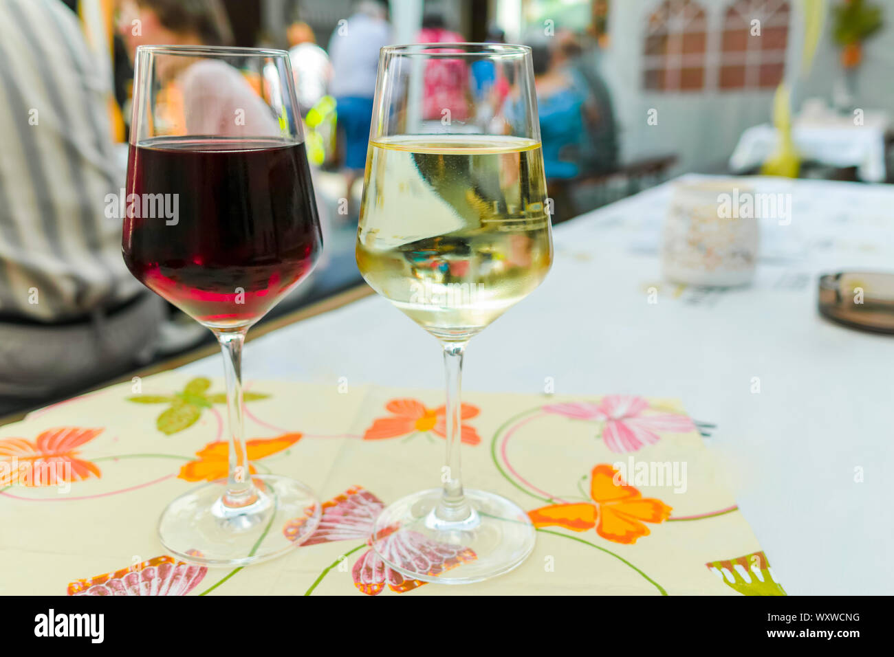 Weinprobe am roten und weißen Wein auf der Straße Weinfest auf Mosel, Deutschland, während der Weinlese Stockfoto