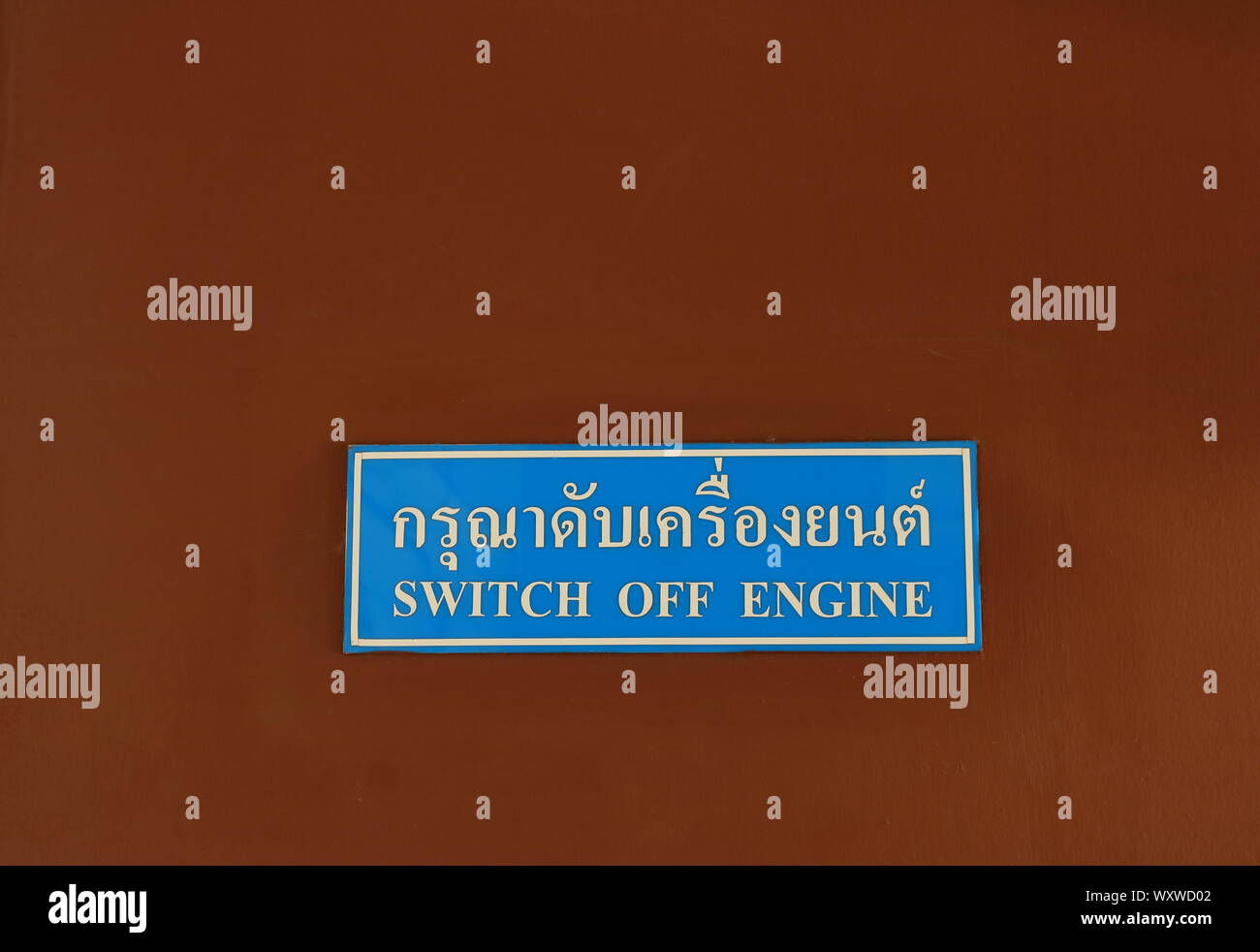 Closeup rechteckigen Schild an der Wand lesen Motor ausschalten sowohl in Thai und Englisch Sprache installiert Stockfoto