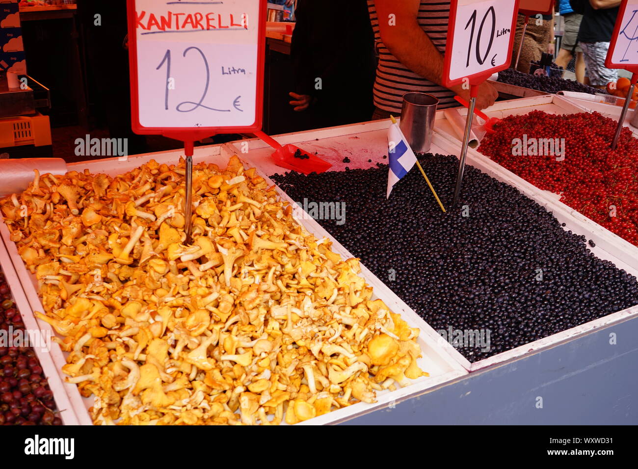 Pfifferlinge und Heidelbeeren, angeboten mit dem Marktplatz Kauppatori in der Altstadt von Helsinki, Finnland, Europa Stockfoto