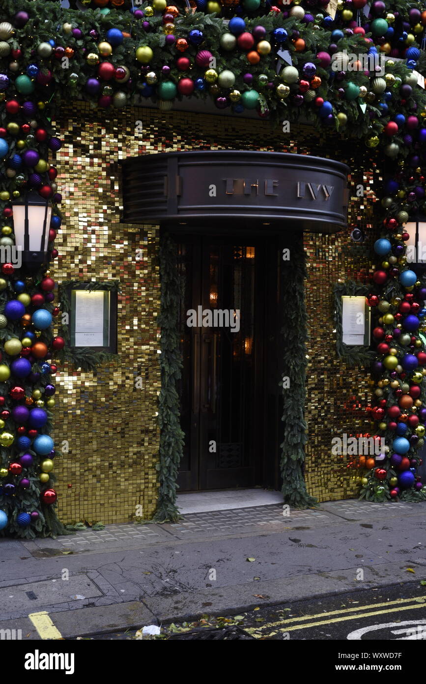 Die Ivy Restaurant in West Street im Covent Garten von London. 1-5 West Street, London WC2H 9NQ. Hier mit Weihnachtsschmuck rund um die e Stockfoto