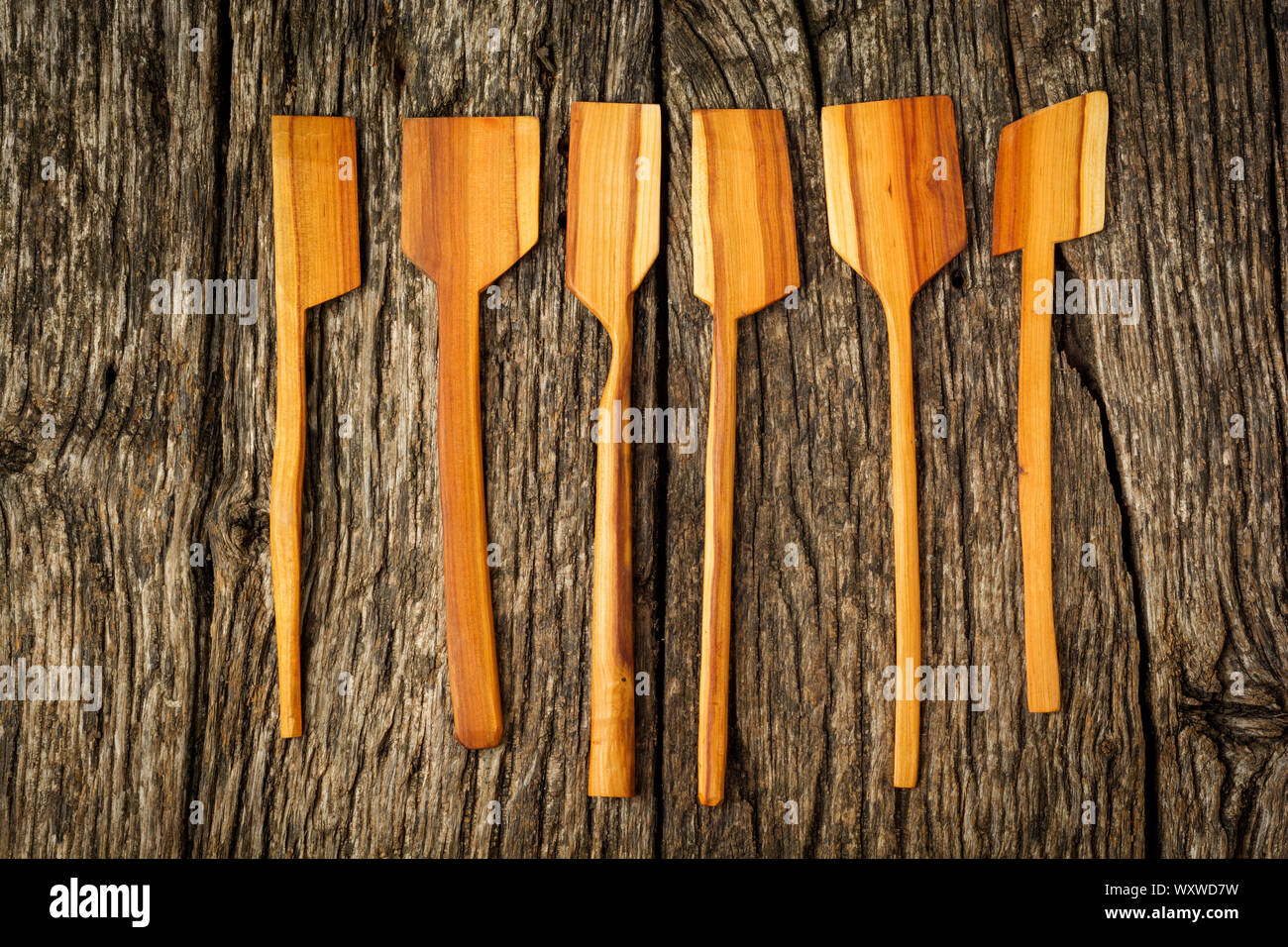Verschiedene Küche Holz- Utensilien schließen bis auf rustikalen Holzmöbeln Hintergrund. Stockfoto